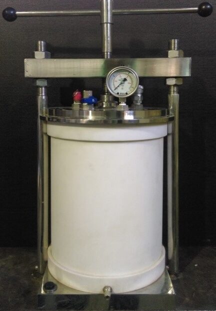 فیلتر پرس آزمایشگاهی PTFE تفلون 11 لیتری برای آبگیری دوغاب با هوای فشرده تا 6 بار و سطح فیلتراسیون 325 سانتی متر مربع