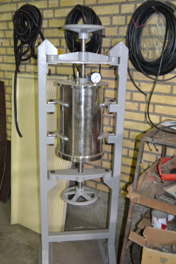 فیلتر پرس آزمایشگاهی 18 لیتری پایه دار با بدنه استنلس استیل 304 یا 316 و فشار هوای فشرده تا 6 بار