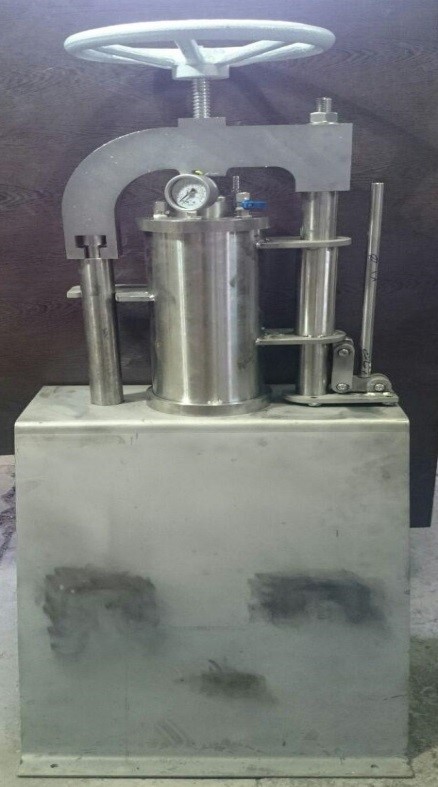 فیلتر پرس آزمایشگاهی 6 لیتری پایه دار استنلس استیل 304 برای آبگیری پالپ با هوای فشرده تا 6 بار و سطح فیلتراسیون 180 سانتی متر مربع