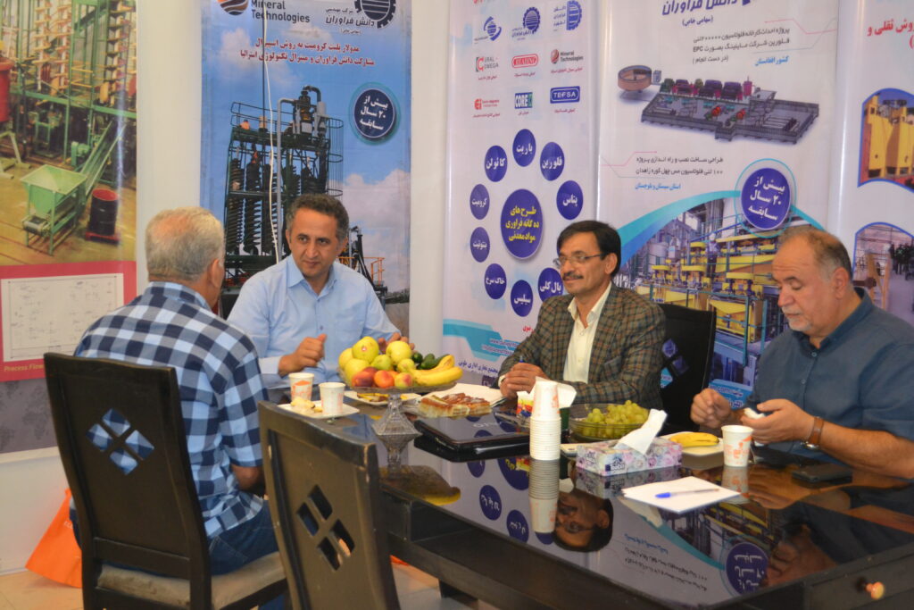 حضور مرحوم آراسته مهندس محمد آبشناس در نمایشگاه ماینکس 1401